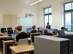Gymnázium v Havlíčkově ulici v Roudnici nad Labem. Počítačová učebna